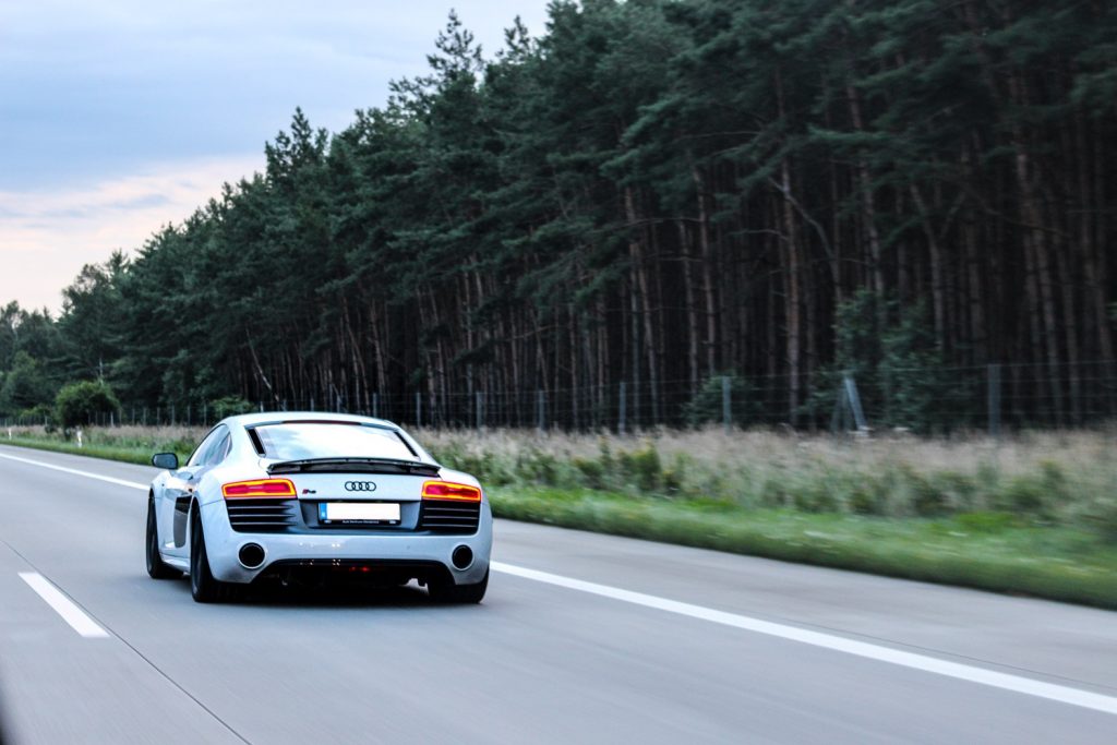 sportwagen auf autobahn